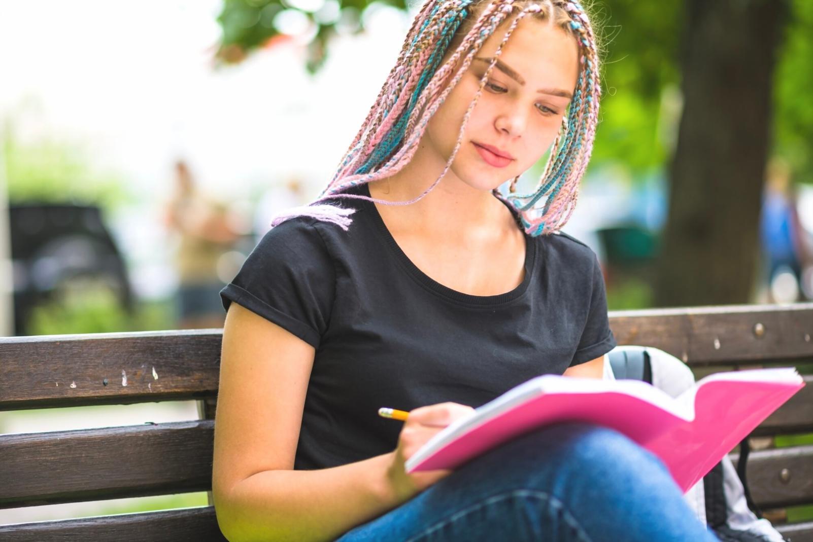 Teilnehmer arbeiten gemeinsam an Businessplan-Strategien